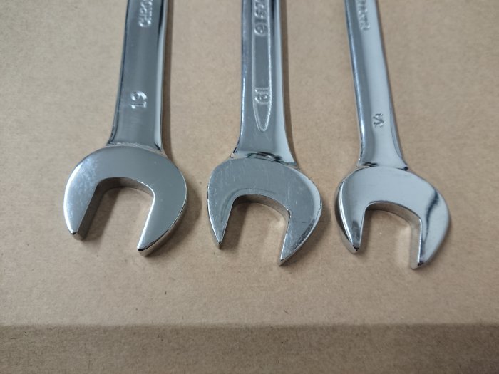 Tre olika blocknycklar i storleksordning på kartong, med upplevd kvalitetsskillnad.