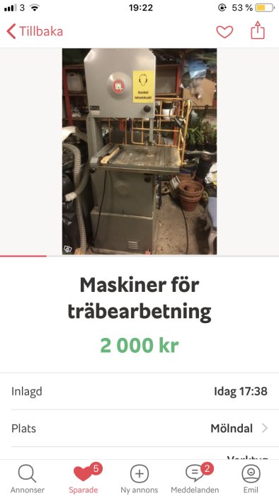 Bandsåg för träbearbetning i ett verkstadsutrymme, annonserad för 2000 SEK.