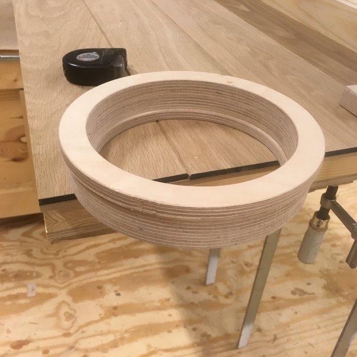 Övergångsplugg i trä mellan utvändig storlek 160mm och invändig storlek 197mm, fräst för anslutning mellan cyklon och fläkt.