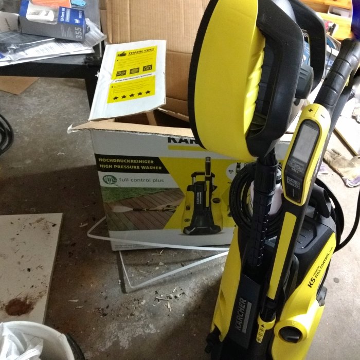 Kärcher K5 Premium Full Control Plus Home högtryckstvätt ny i förpackning i ett garage.