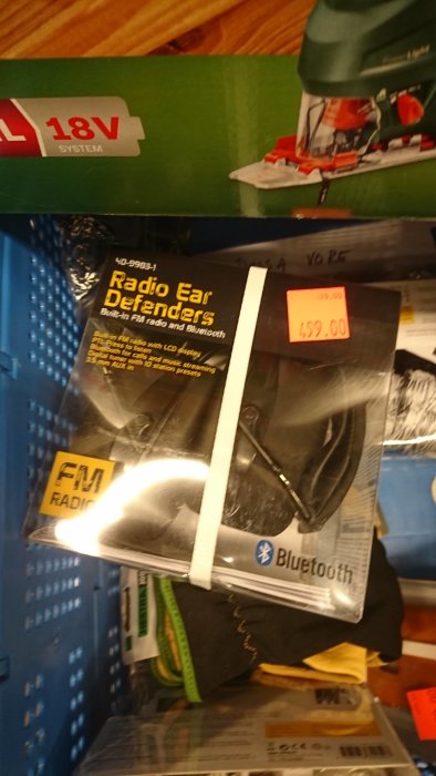 Hörselskydd med FM-radio och Bluetooth i förpackning med prislapp på 499 kronor.