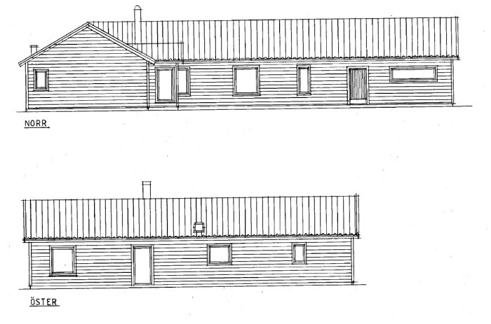 Arkitektritning av ett vinkelbyggt enfamiljshus med träfasad, från norr och öster.