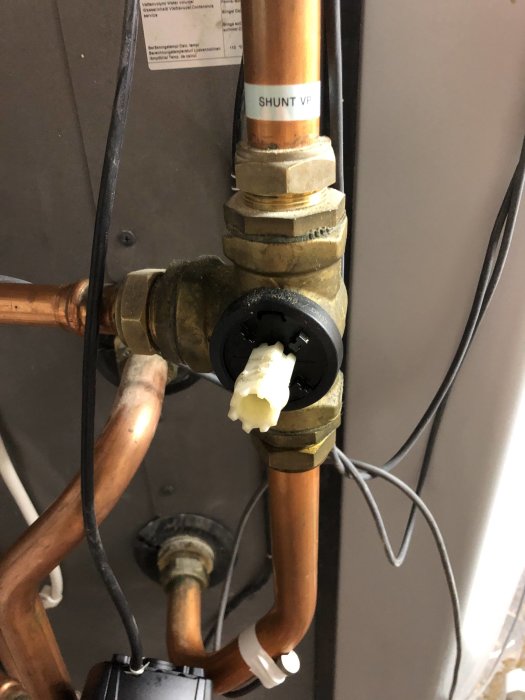 En trasig shunt motor kopplad till rörsystem, märkt med "SHUNT VP", indikation på felaktig installation.