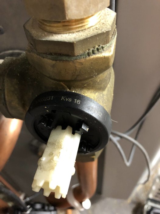 Närbild av en utbytt shuntmotor monterad på ett rörsystem, tänkt för värmeflödeskontroll.