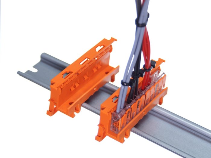 Wago 221 kontaktklämmor monterade på ett DIN-skena med anslutna elektriska kablar.