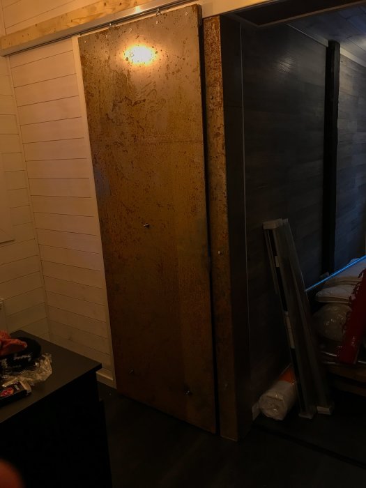 Nyligen installerad skjutdörr i rum med mörkt golv och ljusa väggar.