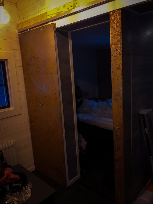 Nyinstallerad skjutdörr i en hemmiljö med synligt dörrhängningssystem ovanför.