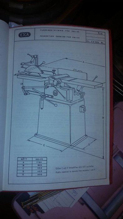 Ritning av en maskin med benämningar och dimensioner, daterad 3.9.1969, i en öppen mapp.