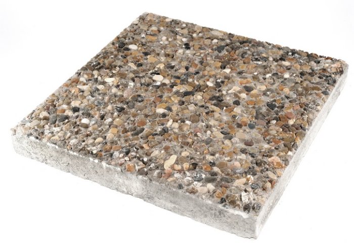 Markplatta med inbäddade sjöstenar för användning nära husgrund som ytskikt.