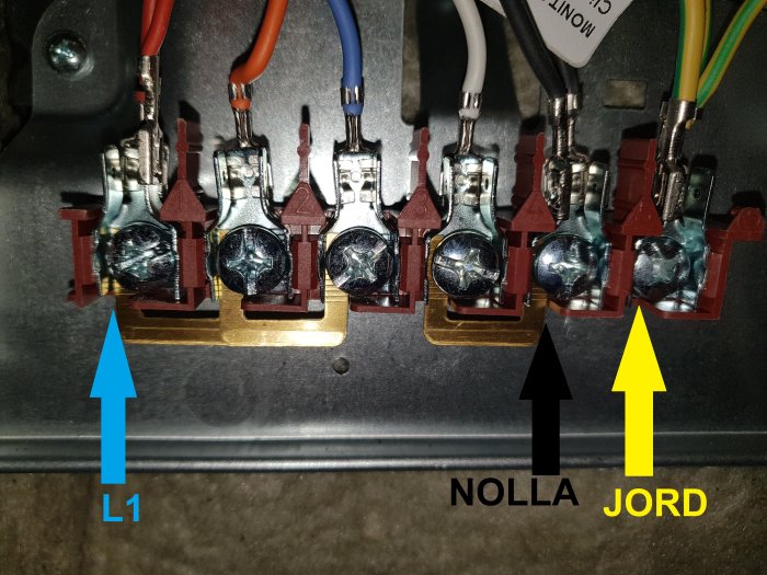 Elanslutningar med markerade kablar; gul och svart ansluten till L1 och nolla, blå är ej markerad.