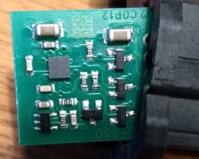 Närbild av ett kretskort med elektroniska komponenter som misstänks vara en vibrationssensor.