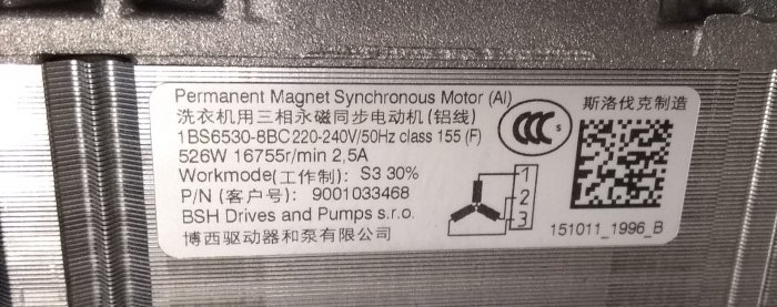 Specifikationsskylt på en synkronmotor med permanenta magneter, inklusive modellnummer och tekniska detaljer.