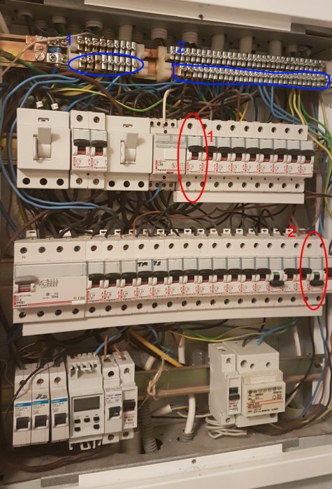 Elcentral med dvärgbrytare, jordfelsbrytare och neutralplintar markerade för kopplingsändring.