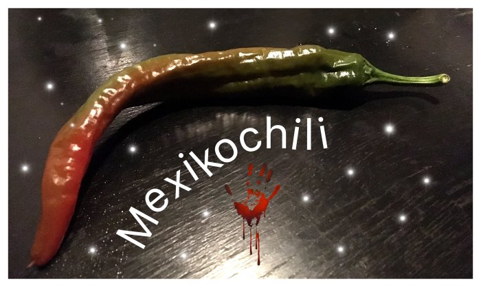 Lång chili som övergångar från grön till röd mot änden, ligger på mörk yta, text "Mexikochili" och en röd handavtryck.