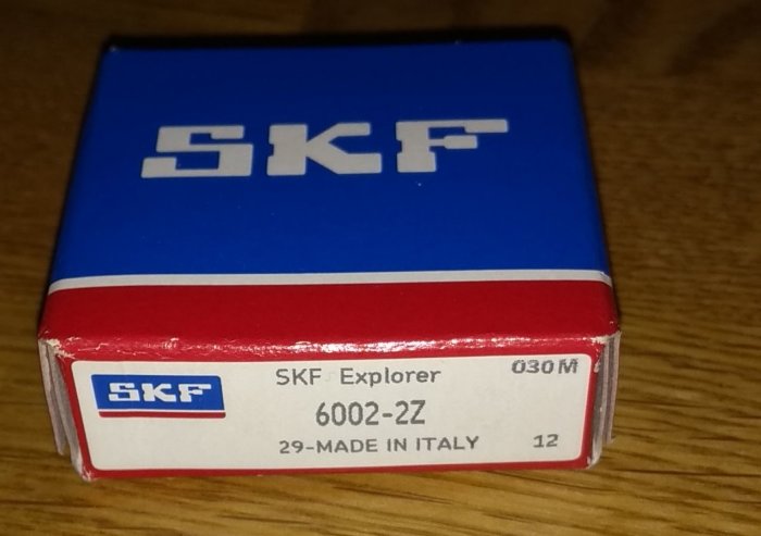 SKF-lagerförpackning med texten "SKF Explorer 6002-2Z MADE IN ITALY" på etiketten.