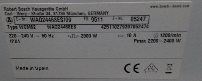 Typskylt på en Bosch-tvättmaskin med modell- och energiinformation.
