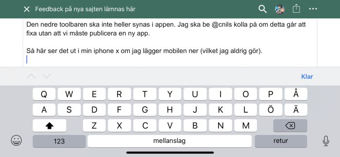Skärmdump från iPhone X visar öppet tangentbord och delar av en diskussionstråd i en app.