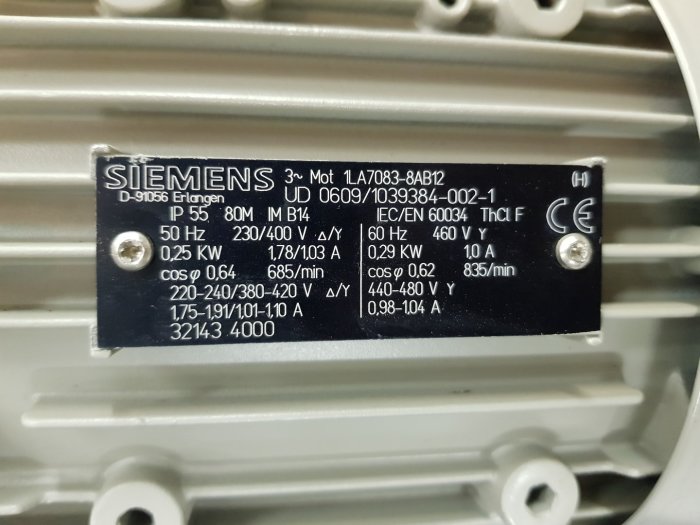 Siemens elektrisk motor med specifikationsetikett som visar spänning, effekt och varvtal.
