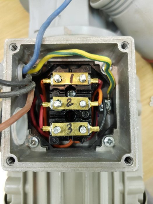 Elektrisk motor med öppet anslutningsblock och inkopplade ledningar, fråga om 3-fas inkoppling.