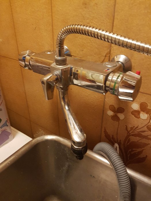 Gammal tvättställsblandare ovanför handfat som småläcker och efterfrågas en reparationsats.