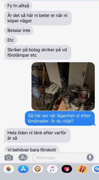 Skärmdump av textkonversation med avfall och material i en oorganiserad lägenhet efter påstått misslyckat renoveringsprojekt.