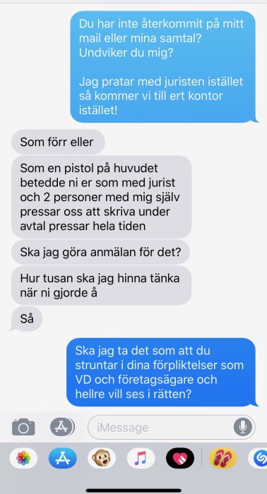 Skärmdump av en textkonversation där en person beskyller en annan för oprofessionellt beteende och hotar med rättsliga åtgärder.