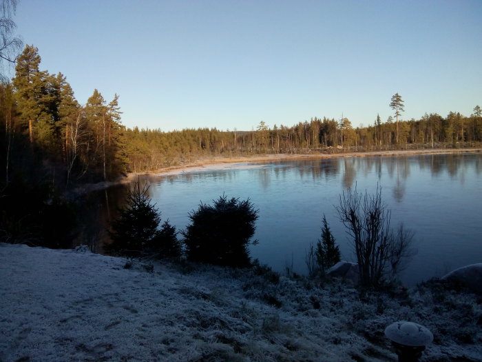 Frostig vy över en sjö nära ett fritidshus där infiltrationsanläggning för avlopp är problematisk.