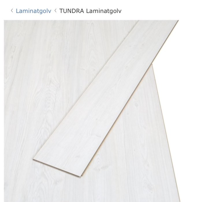 Ljus vitkalkad laminatgolvsplanka på vit bakgrund markerad som TUNDRA från IKEA.