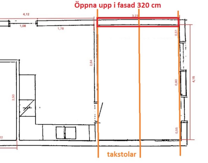 Ritning med rödmarkering för öppning på 3200 mm i fasad och orange markeringar för takstolarnas riktning.