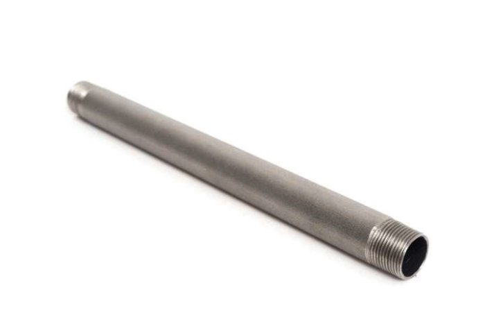 Ett svart metallrör med gängade ändar, även känt som black iron pipe, på en vit bakgrund.