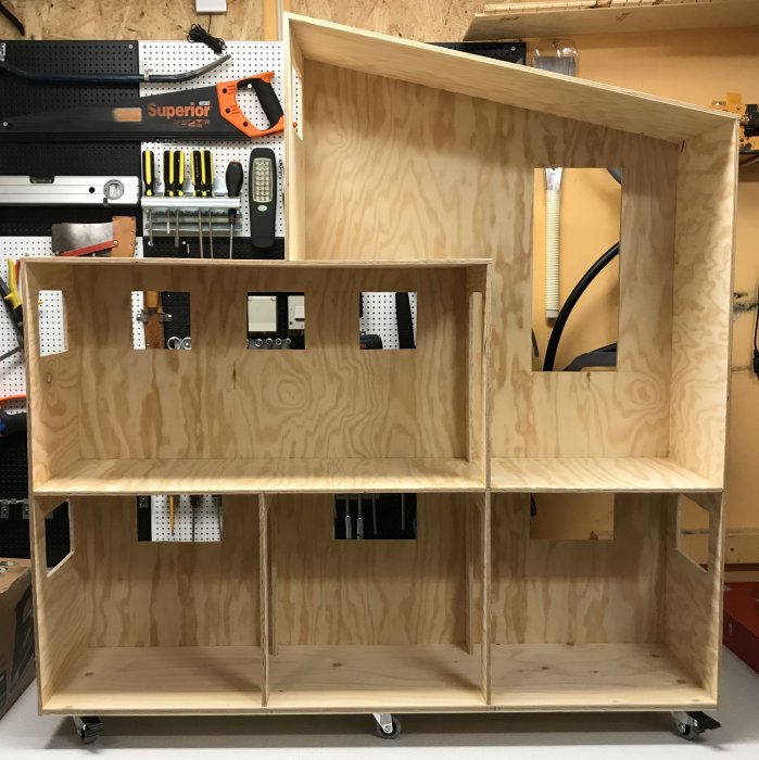 Hemsnickrad förvaringshylla av plywood på hjul, 105x105 cm, obearbetad yta med synliga skruvar.