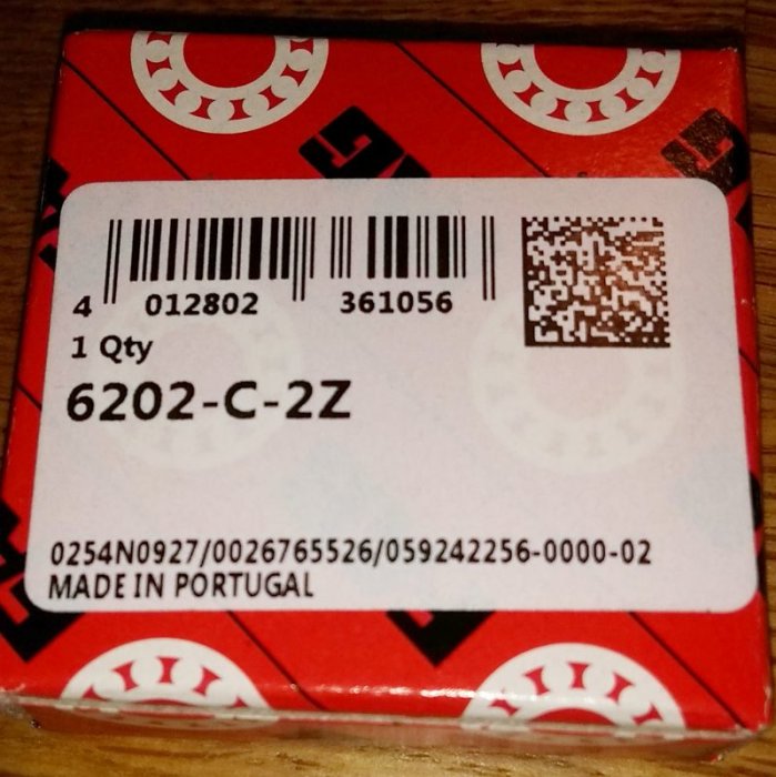Etikett på förpackning med streckkod och QR-kod, märkt "6202-C-22" och "Made in Portugal".