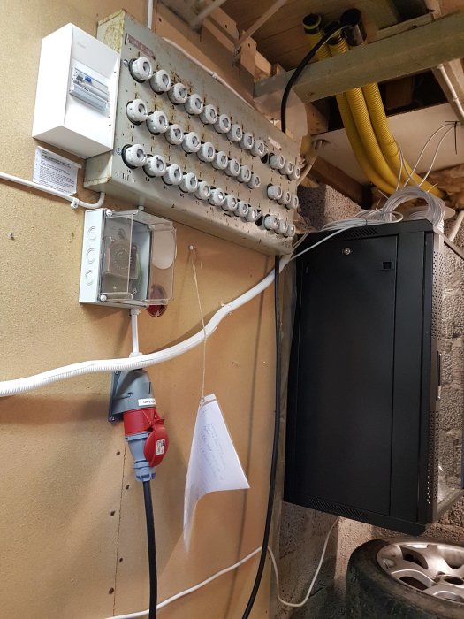 Elcentral med säkringar och ansluten trefas kabel för byggfläktar i ett renoveringsprojekt.