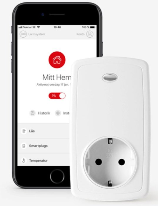Smartphone med en larmapp öppen och en smartplugg strömdos från Sector Alarm.