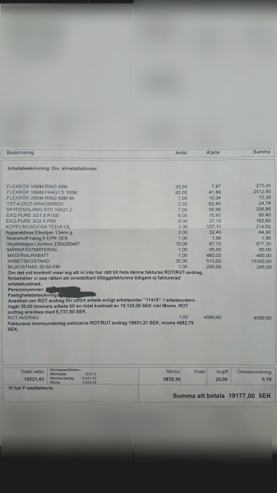Bild på en detaljerad byggfaktura med postbeskrivningar och ROT-avdrag antecknat.