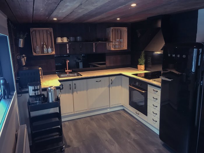 Nyligen färdigställt kök i skidstuga med trädetaljer och modern vitvaror från SMEG.
