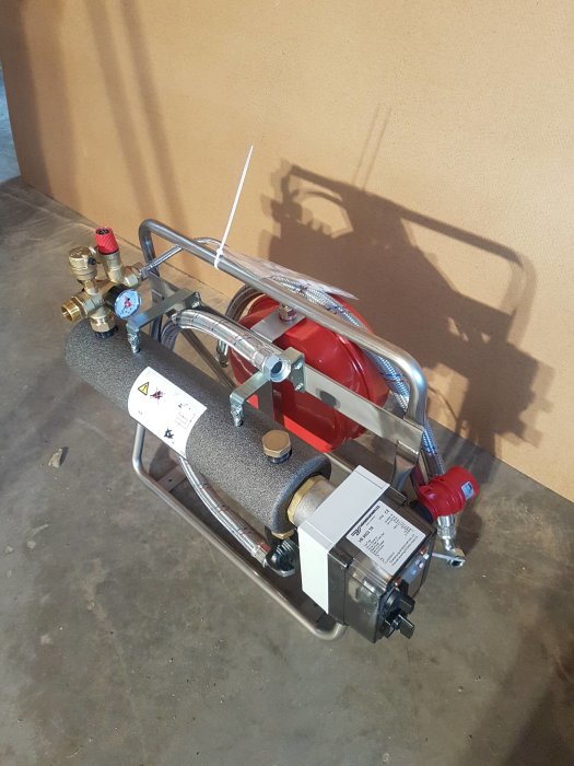 Ny byggpanna av märket LK med kopplingar och rördelar förberedd för installation.