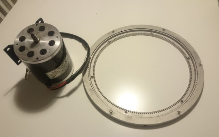 Elmotor och vridplatta med integrerat kugghjul för byggprojekt av snurrplatta.