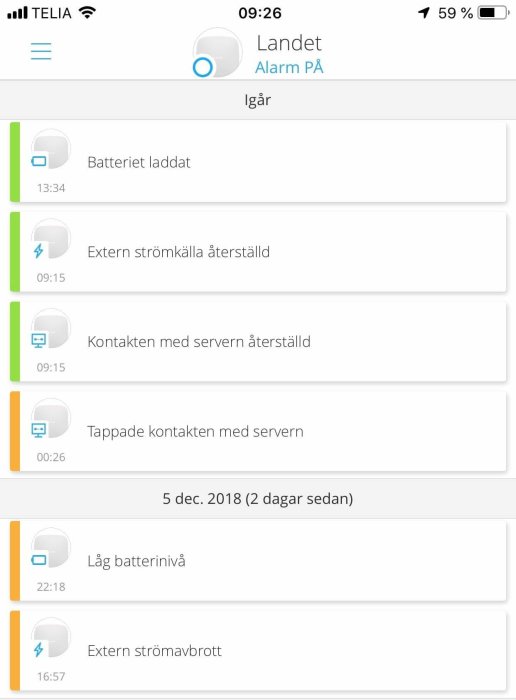 Skärmklipp av en mobiltelefonapp visande logg för batteristatus och serveranslutning.