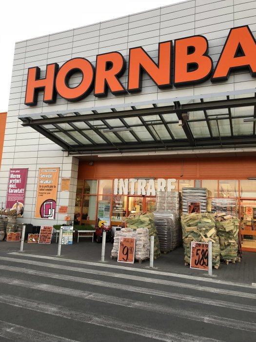 Entré till byggvaruhuset HORNBACH med erbjudanden på byggmaterial.