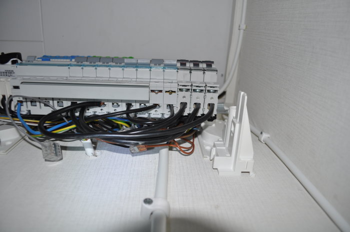 Elektrisk huvudcentral med kablar kopplade, vissa går till källaren, ugnen och gästhuset.