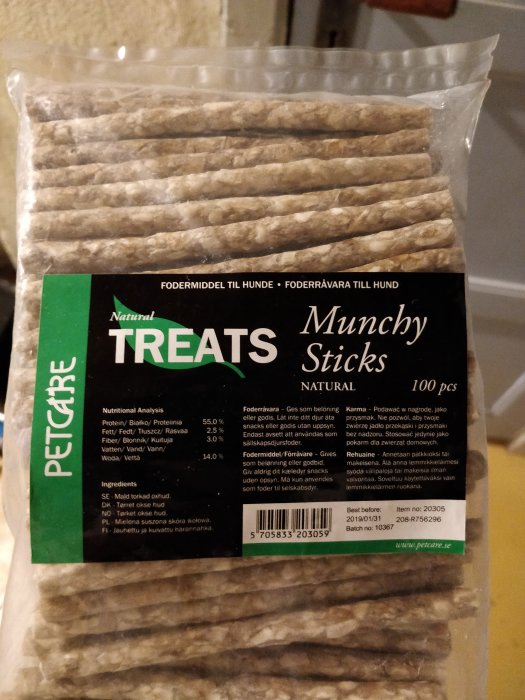 Förpackning med PETCARE Munchy Sticks hundgodis, 100 st pinneformade tuggben.