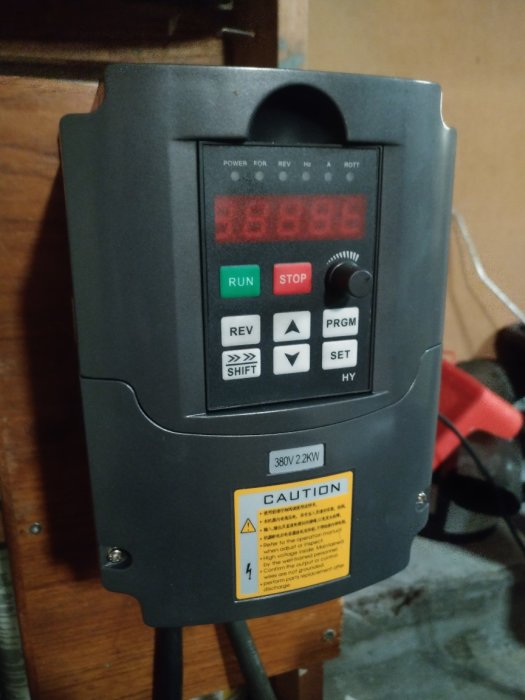 En trefasfrekvensomvandlare på 2 kW för metallsvarv, med digital display och kontrollknappar.