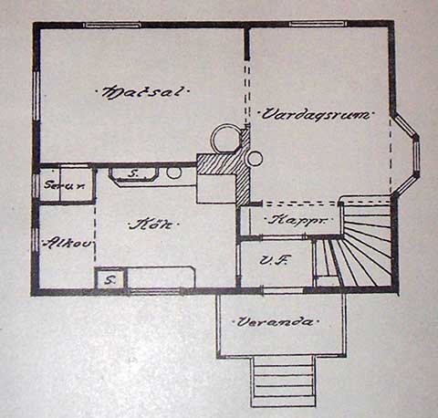 Gammal arkitektritning av en våningsplanslayout med benämnda rum, inklusive vardagsrum, matsal och kök.