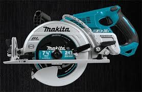 Makita XSR01 Brushless 36V cirkelsåg mot svart bakgrund.