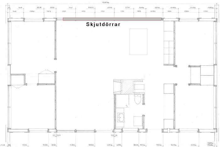 Arkitektonisk ritning av en planlösning med måttangivelser och markerade skjutdörrar.