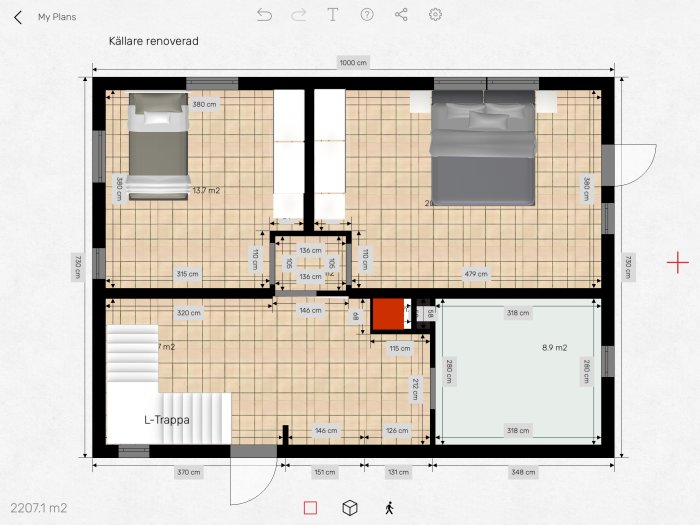 Planritning av en renoverad källare med mått, rumindelning, och placering av trappa och elpanna.