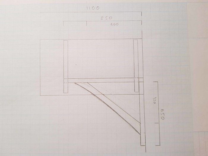 Ritning av ett byggprojekt med måttangivelser, vriden för skärmvisning.