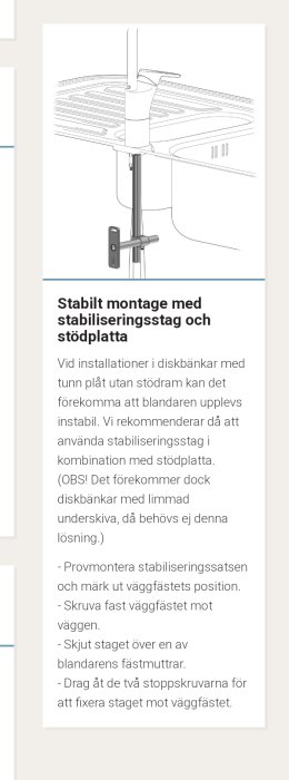 Illustration av stabiliseringsstag monterat på blandare och diskbänk för förstärkning.