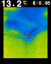 Termisk bild som visar kallras med blåa och gröna nyanser vid taket, tagen med FLIR-kamera.